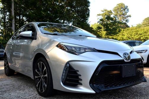 Classic Silver Metallic 2017 Toyota Corolla SE