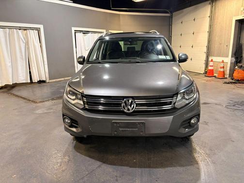 Gray 2016 Volkswagen Tiguan SE