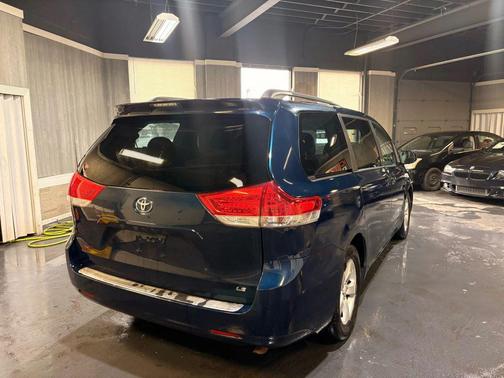 2011 Toyota Sienna LE