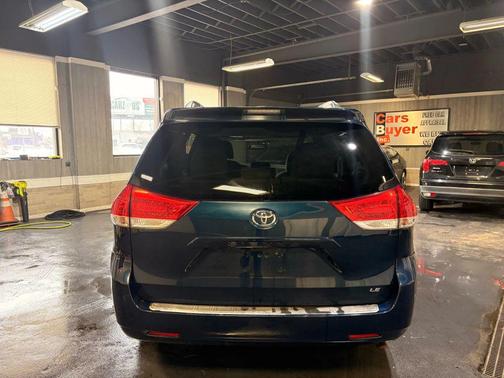 2011 Toyota Sienna LE