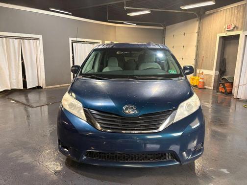 2011 Toyota Sienna LE