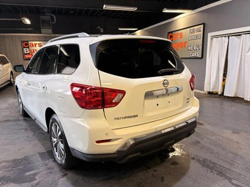 White 2018 Nissan Pathfinder SV