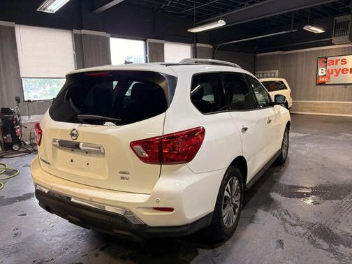 White 2018 Nissan Pathfinder SV
