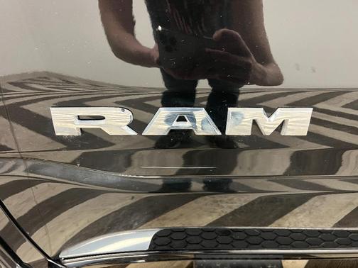 Diamond Black Crystal Pearlcoat 2021 RAM 1500 Laramie
