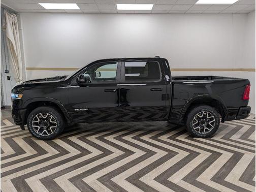 Diamond Black Crystal Pearlcoat 2026 RAM 1500 Laramie