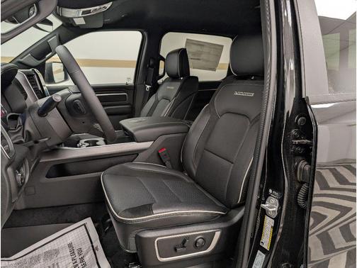 Diamond Black Crystal Pearlcoat 2026 RAM 1500 Laramie