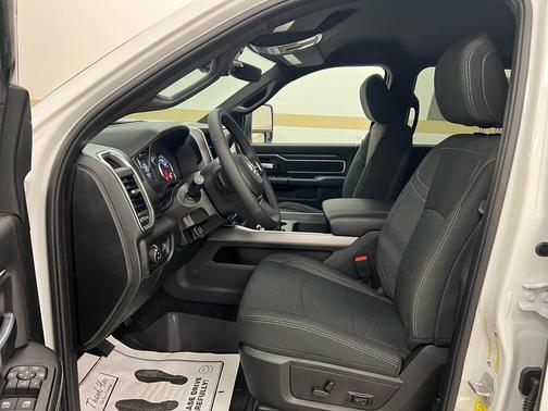 Bright White Clearcoat 2026 RAM 2500 Big Horn Crew Cab 4x4 8' Box