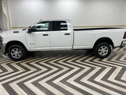 Bright White Clearcoat 2026 RAM 2500 Big Horn Crew Cab 4x4 8' Box