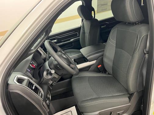 Bright White Clearcoat 2026 RAM 2500 Big Horn Crew Cab 4x4 8' Box