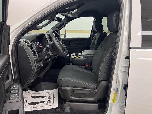 Bright White Clearcoat 2026 RAM 3500 Tradesman Crew Cab 4x4 8' Box