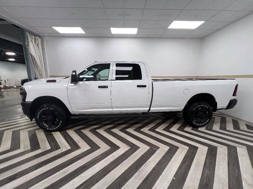 Bright White Clearcoat 2026 RAM 3500 Tradesman Crew Cab 4x4 8' Box
