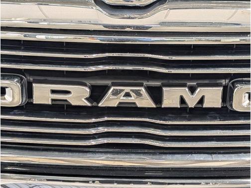 Diamond Black Crystal Pearlcoat 2019 RAM 1500 Laramie