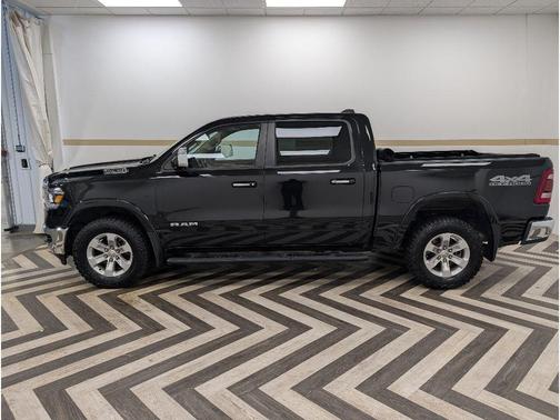 Diamond Black Crystal Pearlcoat 2019 RAM 1500 Laramie