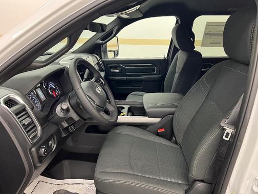 Bright White Clearcoat 2026 RAM 2500 Big Horn Crew Cab 4x4 6'4' Box