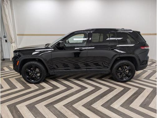 Diamond Black Crystal Pearlcoat 2023 Jeep Grand Cherokee Limited
