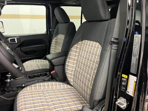 Black Clearcoat 2026 Jeep Wrangler 4-Door 85th Anniversary Edition