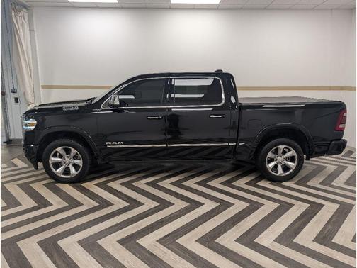Diamond Black Crystal Pearlcoat 2022 RAM 1500 Limited