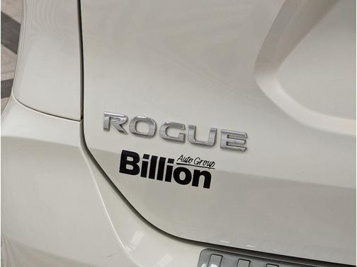 Pearl White 2018 Nissan Rogue SL
