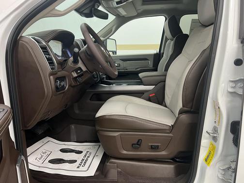 Bright White Clearcoat 2026 RAM 3500 Laramie Crew Cab 4x4 8' Box