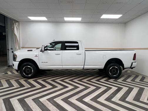 Bright White Clearcoat 2026 RAM 3500 Laramie Crew Cab 4x4 8' Box