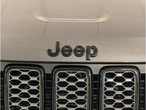 Granite Crystal Metallic Clearcoat 2021 Jeep Grand Cherokee Laredo