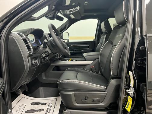 Diamond Black Crystal Pearlcoat 2026 RAM 2500 Laramie Crew Cab 4x4 6'4' Box