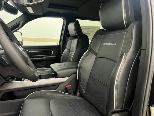 Diamond Black Crystal Pearlcoat 2026 RAM 2500 Laramie Crew Cab 4x4 6'4' Box