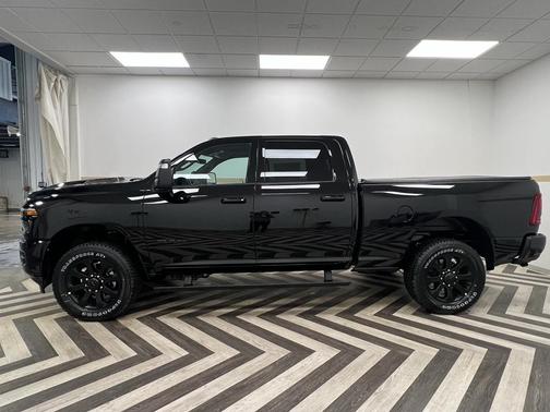 Diamond Black Crystal Pearlcoat 2026 RAM 2500 Laramie Crew Cab 4x4 6'4' Box