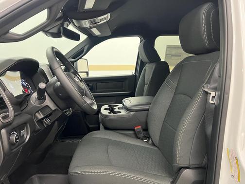 2026 RAM 2500 Tradesman Crew Cab 4x4 6'4' Box