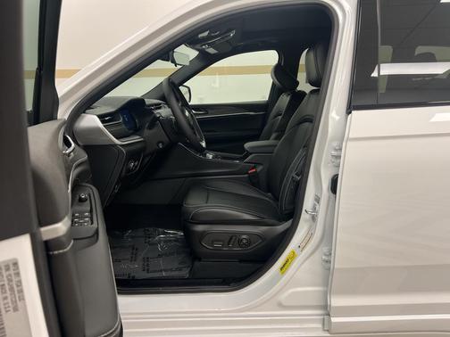 Bright White Clearcoat 2026 Jeep Grand Cherokee Limited