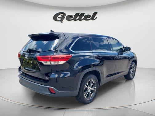 Midnight Black Metallic 2019 Toyota Highlander LE Plus