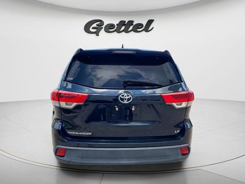 Midnight Black Metallic 2019 Toyota Highlander LE Plus