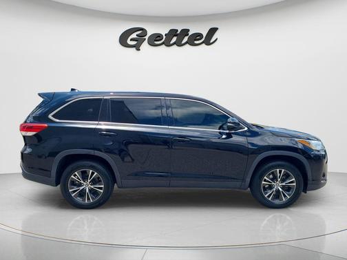 Midnight Black Metallic 2019 Toyota Highlander LE Plus