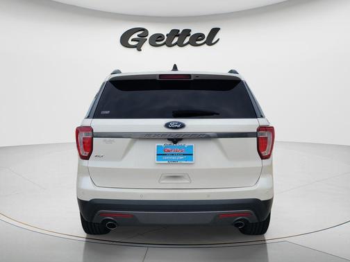 White Platinum Clearcoat Metallic 2017 Ford Explorer XLT