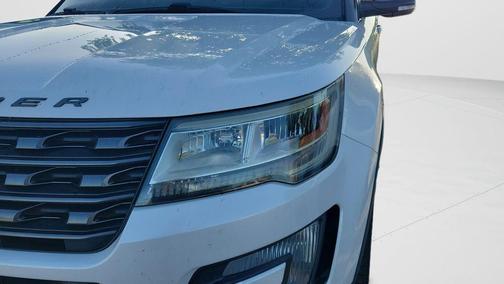 White Platinum Clearcoat Metallic 2017 Ford Explorer XLT