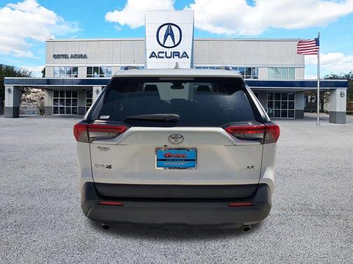 2020 Toyota RAV4 LE