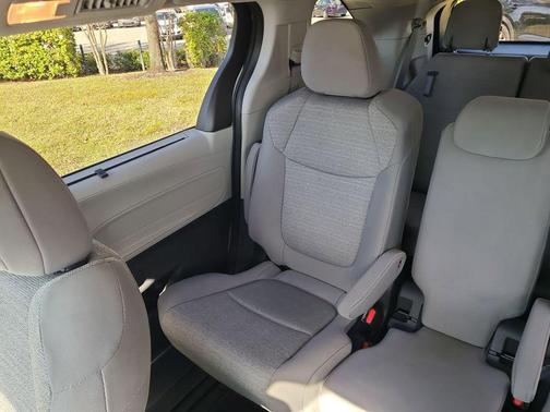 2023 Toyota Sienna LE