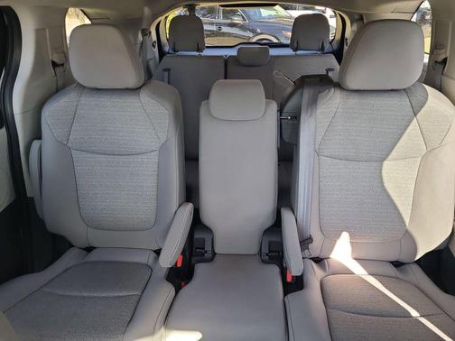 2023 Toyota Sienna LE