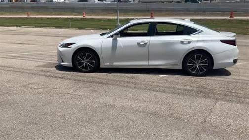 2022 Lexus ES 300h Base