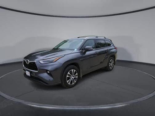 Magnetic Gray Metallic 2022 Toyota Highlander XLE