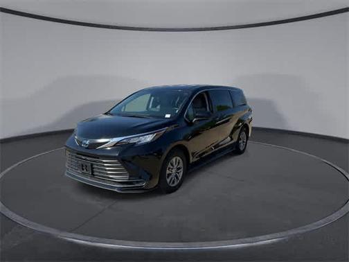 2023 Toyota Sienna LE