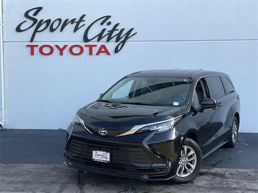 2023 Toyota Sienna LE