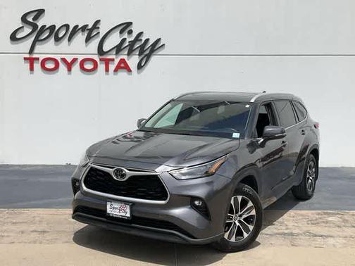 Magnetic Gray Metallic 2022 Toyota Highlander XLE