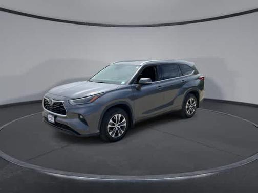 Magnetic Gray Metallic 2022 Toyota Highlander XLE