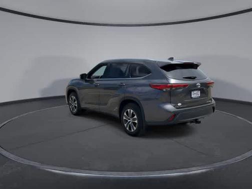 Magnetic Gray Metallic 2022 Toyota Highlander XLE