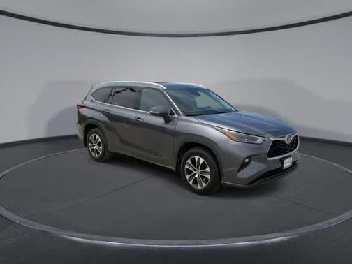 Magnetic Gray Metallic 2022 Toyota Highlander XLE