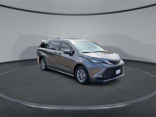 2022 Toyota Sienna LE