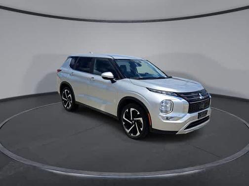 Alloy Silver Metallic 2024 Mitsubishi Outlander SE