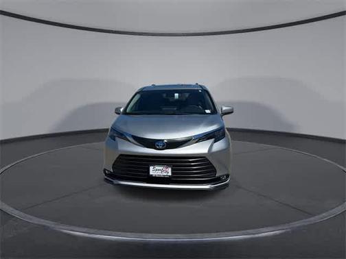 2025 Toyota Sienna XLE 8 Passenger