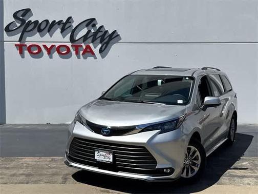 2025 Toyota Sienna XLE 8 Passenger